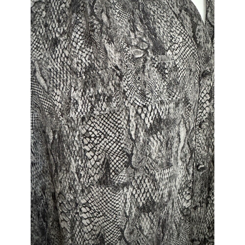 Torrid Womens Georgette Blouse Top Button Front 2 2X Snake Skin Gray Chiffon EUC - Picture 3 of 8